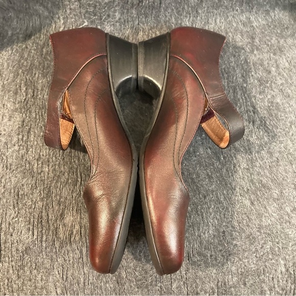 TAOS Sz 9 Velcro Closure Heeled Leather Mary Jane Comfort Shoes - Picture 5 of 11